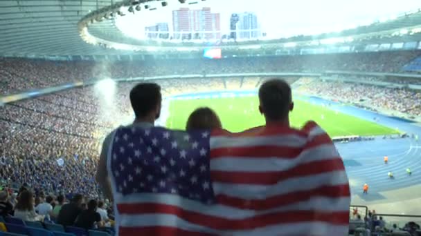 Fãs Futebol Com Bandeira Americana Pulando Estádio Torcendo Pela Seleção — Vídeo de Stock