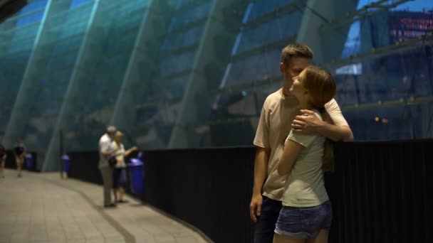 Paar Omarmen Buurt Van Shopping Center Romantische Datum Zomeravond Liefde — Stockvideo