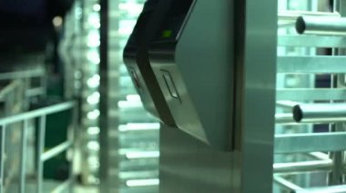 Elektronik turnike, İş Merkezi, closeup için erişim denetimi geçen kadın