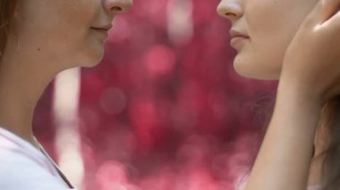 İki genç lezbiyen öpücüğü nazik, sevgi, ilişki gösteri ücretsiz