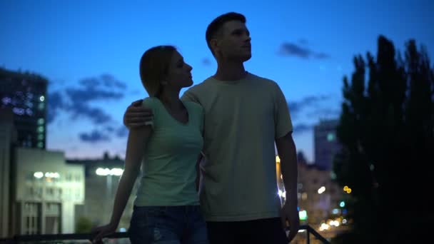 Pareja Turistas Mirando Atracción Juntos Caminar Descansar Alrededor Ciudad Noche — Vídeo de stock