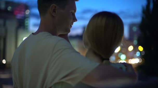 Dziewczyna Pochyla Się Ramieniu Facet Przytulanie Patrząc Noc Miasto Bliskość — Wideo stockowe