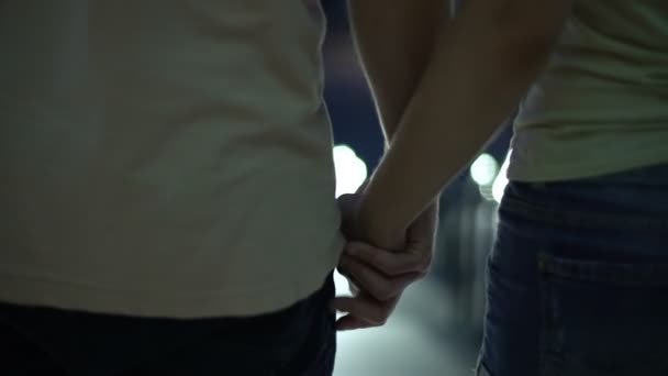 情侣牵手 走在楼下的夜城 在一起 — 图库视频影像
