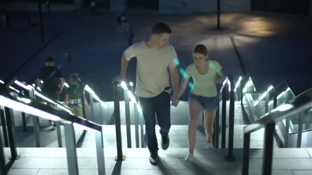 Casal Despreocupado Andando Andar Cima Para Aterro Para Assistir Iluminado — Vídeo de Stock