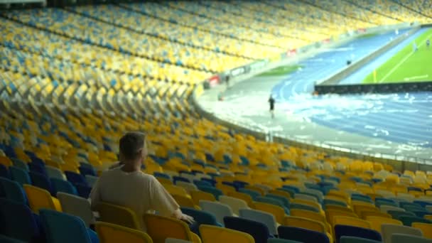 Pareja Dejando Estadio Después Del Partido Fútbol Estadio Vacío Interés — Vídeo de stock