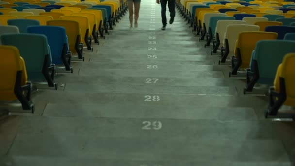 Amici Che Camminano Piano Sopra Allo Stadio Alla Ricerca Posti — Video Stock