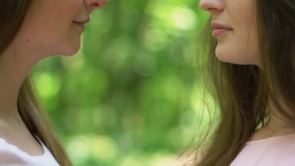 Dos Lesbianas Besándose Tiernamente Aire Libre Primer Plano Beso Cariñoso — Vídeos de Stock