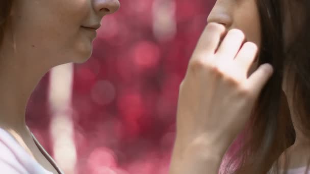 Delikatny Pocałunek Dwóch Młodych Lesbijek Bezpłatną Demonstrację Miłość Związek — Wideo stockowe