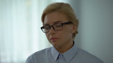 Migren muzdarip, kaldırma gözlük, gergin iş, Sağlık iş kadını