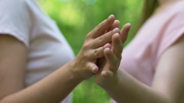 Красиві Лесбійки Тримаються Руки Цілуються Один Одним Любов Відкритому Повітрі — стокове відео