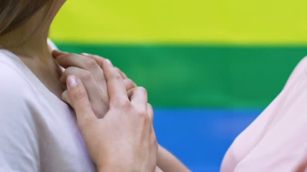 Atractiva Pareja Lesbianas Abrazándose Fondo Bandera Del Arco Iris Lgbt — Vídeo de stock