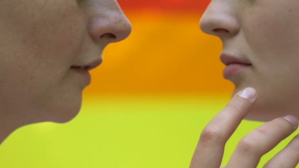 Baiser Tendre Belles Lesbiennes Sur Fond Drapeau Arc Ciel Lgbt — Video