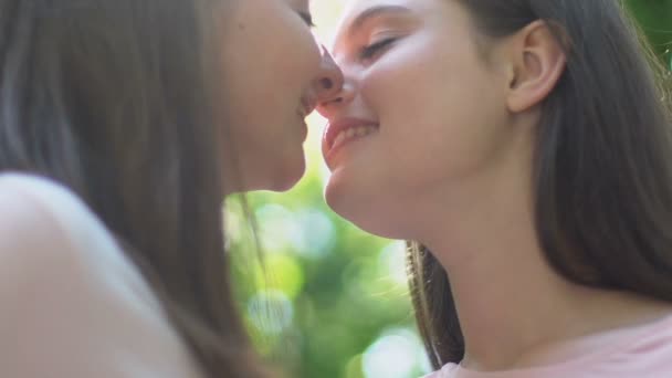 Glad Lesbisk Par Kyssar Parken Samkönade Förhållande Minoriteters Rättigheter — Stockvideo