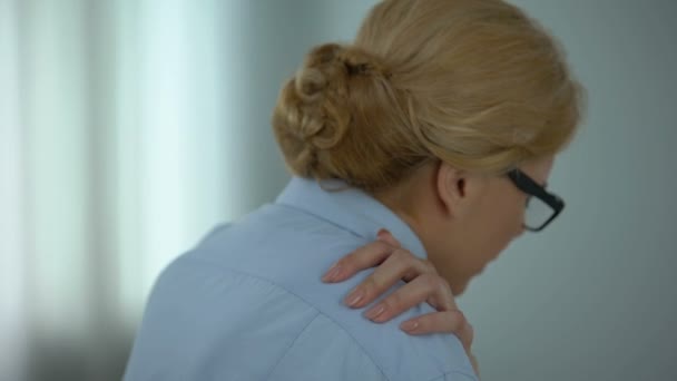 Уставшая Деловая Женщина Чувствует Боль Плече Воспаление Нервов Здравоохранение — стоковое видео