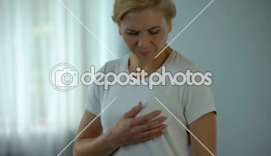 Orta yaşlı kadın göğüs ağrısı, iskemik hastalıkları ve kardiyoloji, sağlık hissediyorum