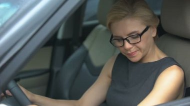 Bayan araba, eklem iltihabı otururken omuz ağrısı acı