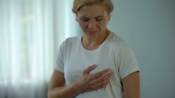 Mujer Mediana Edad Que Siente Dolor Pecho Enfermedad Isquémica Cardiología — Vídeo de stock