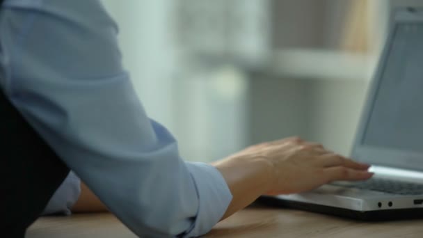 Менеджер Женского Офиса Печатает Ноутбуке Чувствует Боль Запястье Воспаление Суставов — стоковое видео