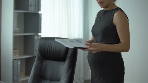 Femme Affaires Enceinte Lisant Rapport Bureau Ressentant Des Maux Dos — Video