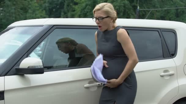 美丽的怀孕上班族走到她的汽车 感觉强烈的胃痛 — 图库视频影像