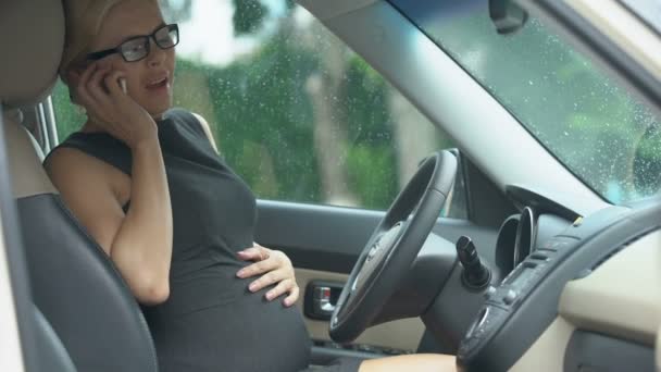 Hamile Kadın Arabada Oturan Ambulans Duygu Ağrı Mide Içinde Arama — Stok video