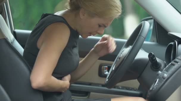 Geschäftsfrau Spürt Bauchschmerzen Sitzt Auto Verdauungsbeschwerden — Stockvideo