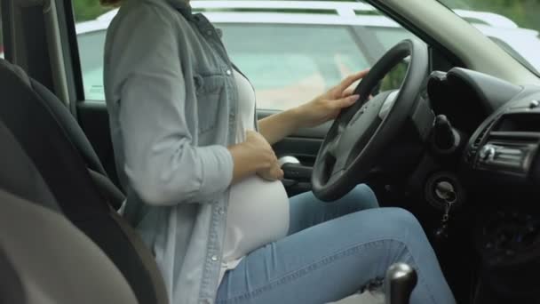 怀孕的女性坐在汽车和感觉胃痛 流产的风险 — 图库视频影像