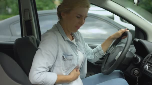 Mulher Sentada Carro Sentindo Dor Estômago Sintoma Gastrite Cuidados Saúde — Vídeo de Stock