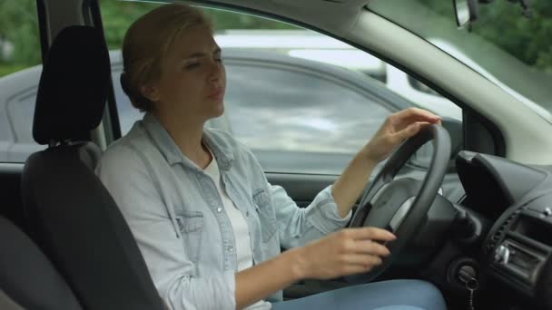 Mulher Loira Que Sofre Enxaqueca Forte Sentado Auto Transtorno Dor — Vídeo de Stock