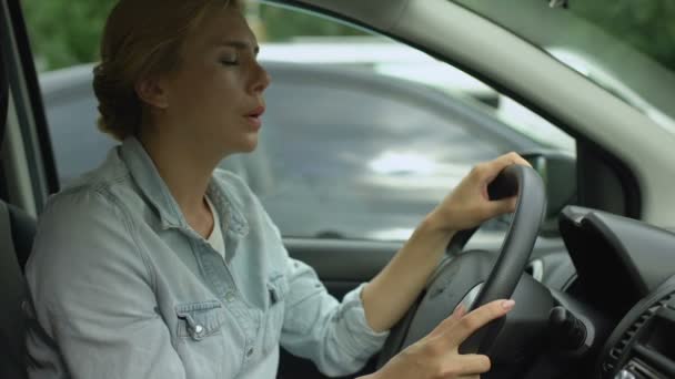 Mujer Rubia Sentada Coche Sintiendo Dolor Cabeza Fuerte Tomando Drogas — Vídeo de stock