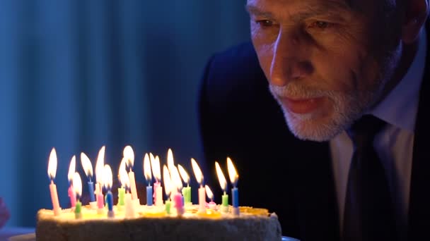 Viejo Alegre Soplando Velas Pastel Celebrando Cumpleaños Felicidad — Vídeos de Stock