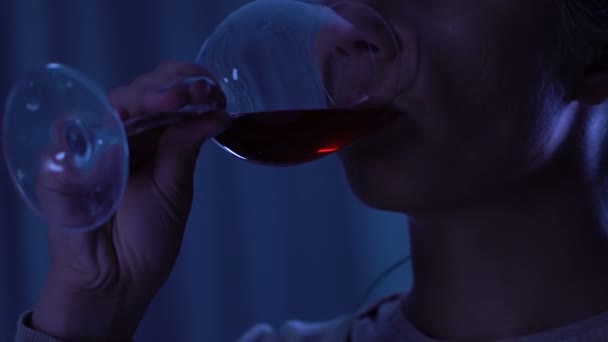 Retrato Una Mujer Estresada Bebiendo Vino Tinto Sola Abuso Alcohol — Vídeos de Stock