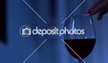 Kırmızı şarap, baştan çıkarma ve flört, romantik tarih ile cam dokunmadan el
