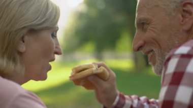 Güzel buruşuk kadın kocası lokanta burger pikniğe, besleme tarihi