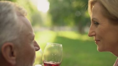 Aşk mutlu eski kaç yıl dönümü kutluyor ve açık tarihte içki şarap