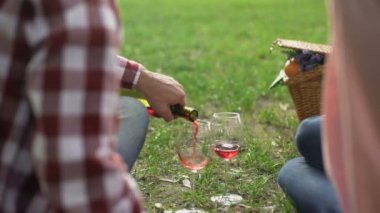 Emekli yağan kırmızı şarap gözlük içine koca ve güzel karısı, tedavi tarihi