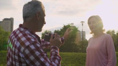 Park, hobi, tarihi çekici üst düzey kadın erkek emekli alarak resim