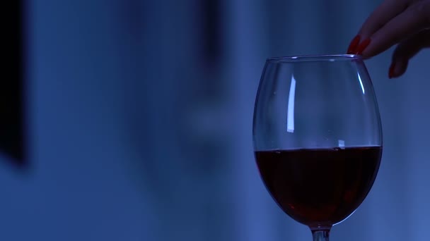 Mano Femminile Toccando Vetro Con Vino Rosso Seduzione Flirtare Appuntamento — Video Stock