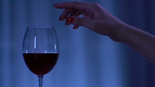 Жінки Рука Ідеальним Манікюром Спокусливо Торкаються Скла Червоним Вином — стокове відео