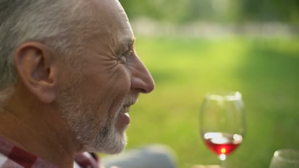 Homem Velho Romântico Conversando Com Esposa Bonita Pessoas Bebendo Vinho — Vídeo de Stock