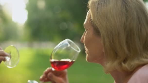 Χαρούμενα Ώριμη Γυναίκα Χαμογελαστή Και Πίνοντας Κρασί Για Πικ Νικ — Αρχείο Βίντεο