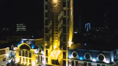 Güzel bir gece aydınlatma saat kulesi meydanında Piazza, Batum, Gürcistan
