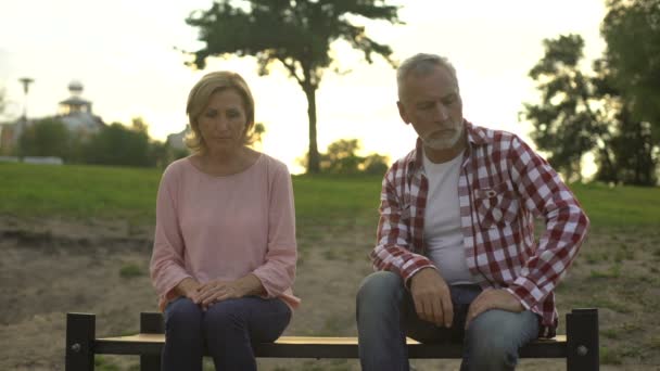 Bejaarde Echtpaar Zittend Bank Trieste Man Die Zijn Boos Vrouw — Stockvideo