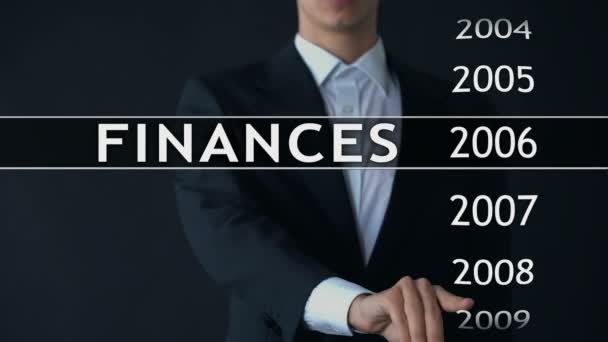 Homme Affaires Sélectionne Rapport Financier 2014 Sur Écran Virtuel Statistiques — Video