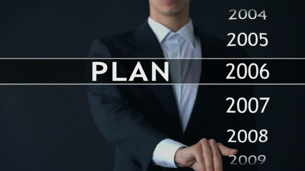 План 2014 Год Бизнесмен Выбирает Файл Виртуальном Экране Стратегию Запуска — стоковое видео