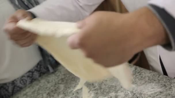熟练的面包师揉面团和形式 Khachapuri 烹饪传统在佐治亚州 — 图库视频影像