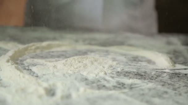 Cocinero Experimentado Con Sus Hábiles Manos Rodando Masa Formando Khachapuri — Vídeos de Stock