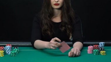 Kendine güvenen kadın ağır çekim bir çift as, kazanan kombinasyonu, gösterilen