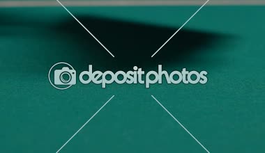 Öfkesi kişi büyük para bahisler dolarlık oyun masasında büyük toplam atma