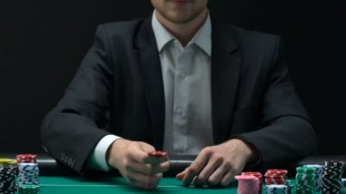 Adam iş uygun bahisler hakkında karar vermek için savurma cips uyuşuk kumar